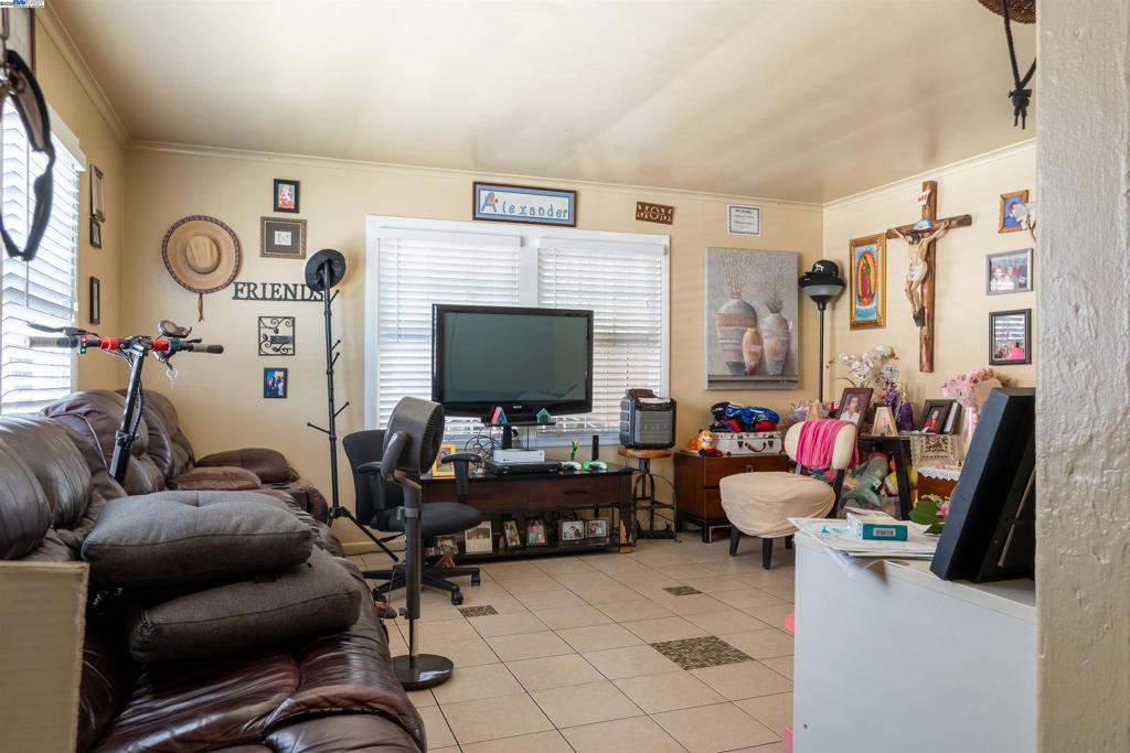 EAST OAKLAND - Residential Income