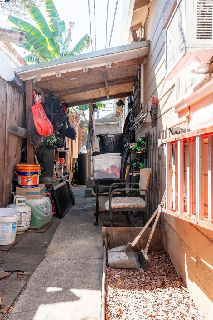 EAST OAKLAND - Residential Income