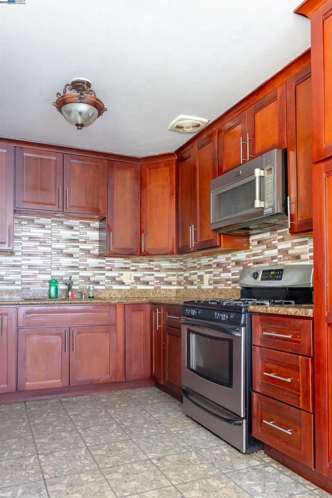 EAST OAKLAND - Residential Income