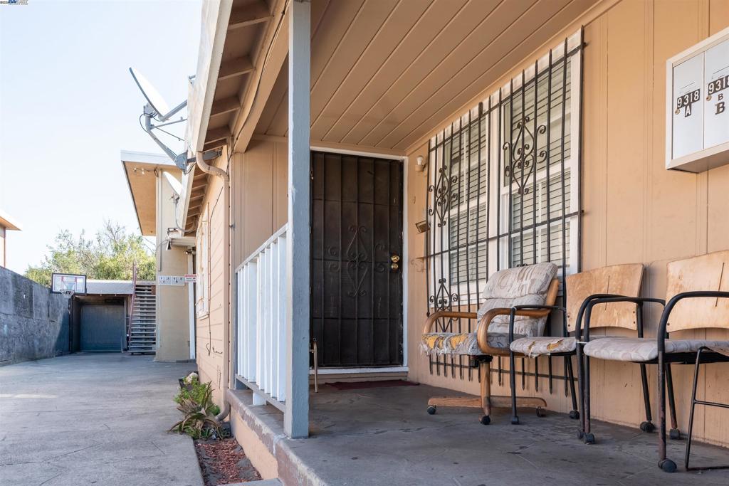 EAST OAKLAND - Residential Income