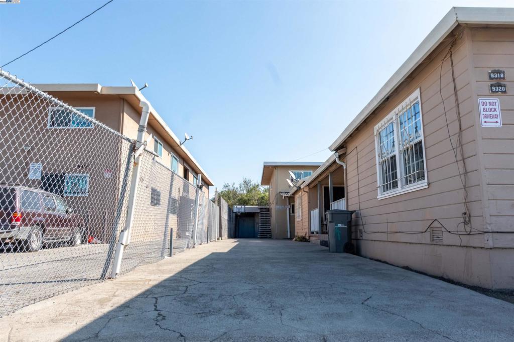 EAST OAKLAND - Residential Income