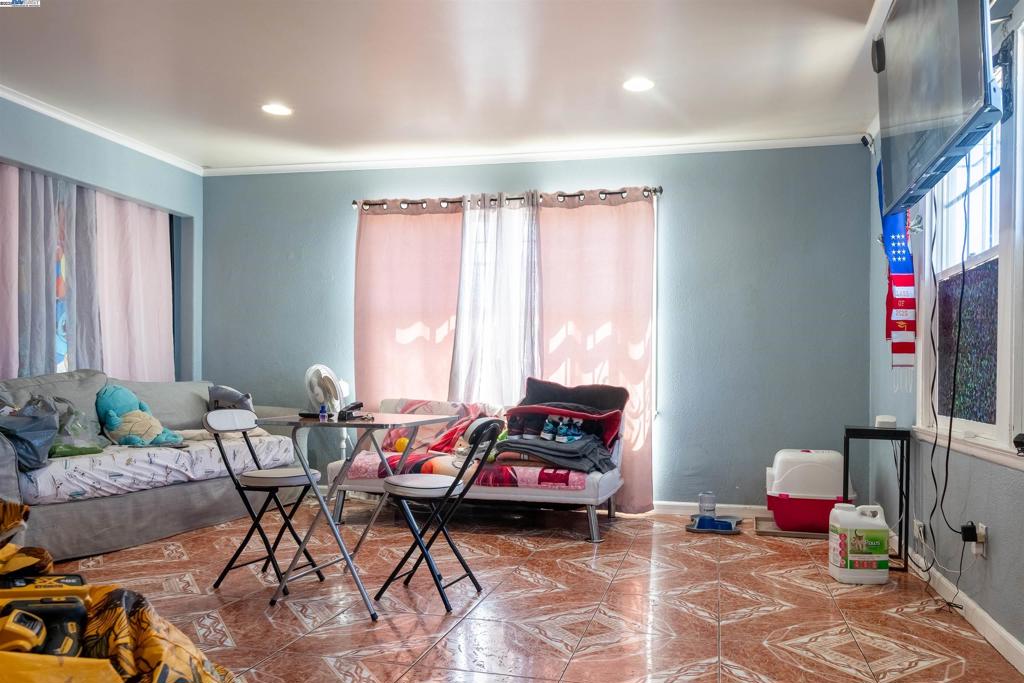 EAST OAKLAND - Residential Income