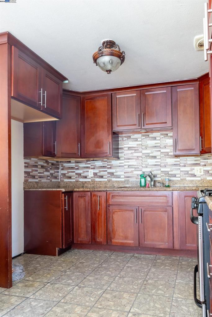 EAST OAKLAND - Residential Income