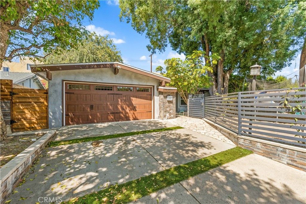 Photo of 23151 Bigler Street, Woodland Hills, CA 91364 (MLS # GD25217995)