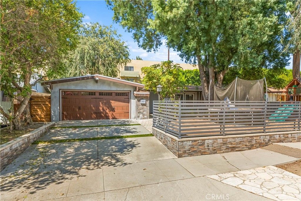 Photo of 23151 Bigler Street, Woodland Hills, CA 91364 (MLS # GD25217995)