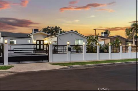 Photo of 13047 Lorne St, North Hollywood, CA 91605 (MLS # GD25236337) Photo of 13047 Lorne St, North Hollywood, CA 91605 (MLS # GD25236337)