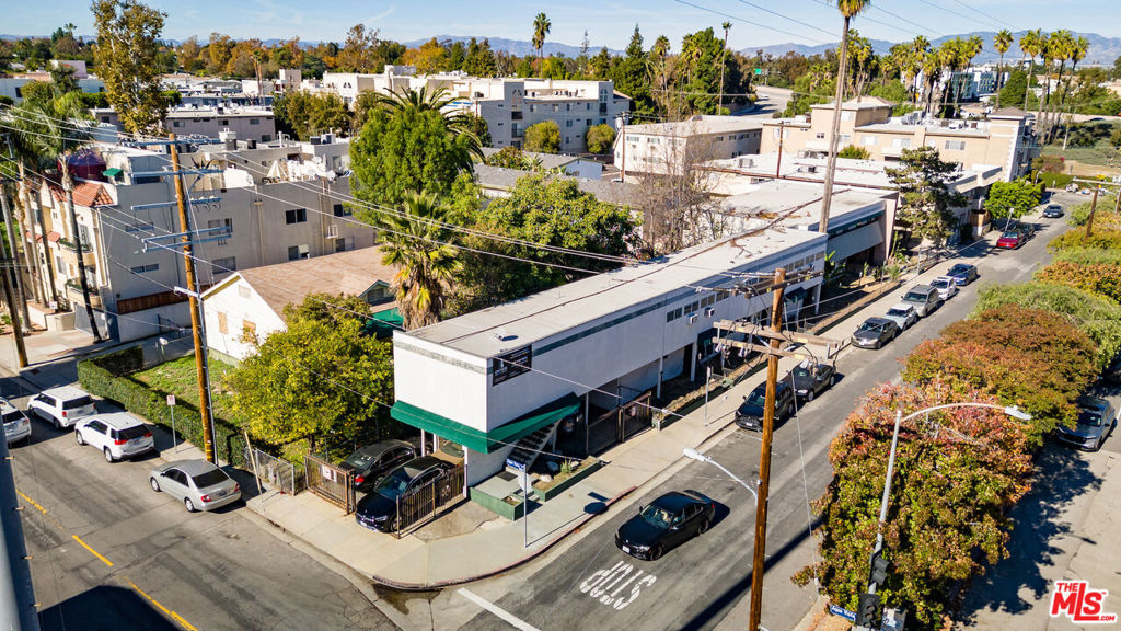 4215 Vineland Avenue