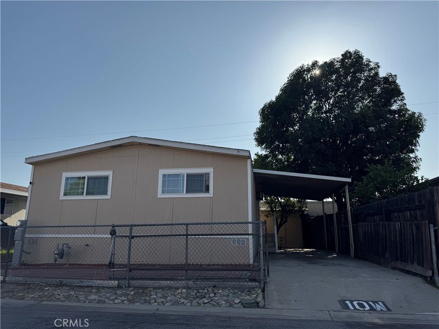 3 Bedrooms and 2 Bathrooms Mobile Home with up t 3 cars carport, located at the Sierra Mobile Home Park, close a convenience area near shopping center, Restaurants, freeways, bus stop etc.... perfect for a nice size family.