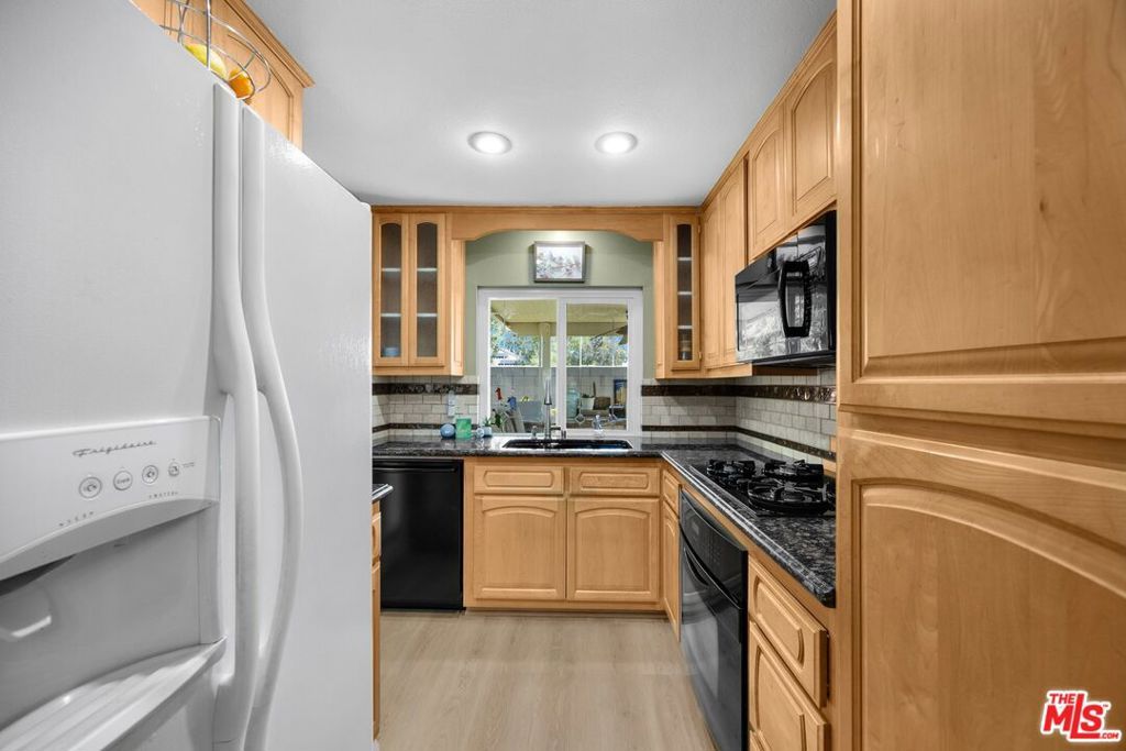 listing image 130724521352228486054