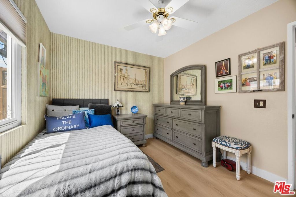 listing image 130723270282296242801