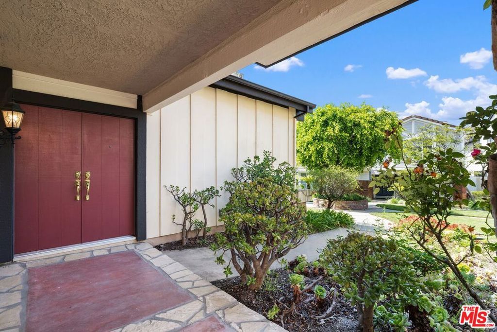Photo of 1347 Avenida De Cortez, Pacific Palisades, CA 90272 (MLS # 25595359)
