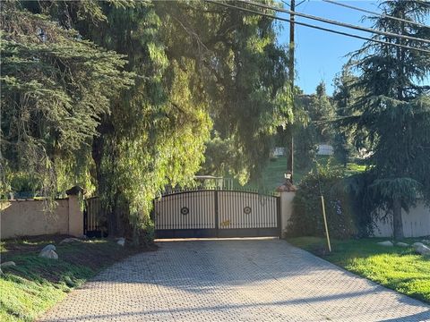 Photo of 9528 N Sunland Blvd Blvd, Shadow Hills, CA 91040 (MLS # GD25243706)