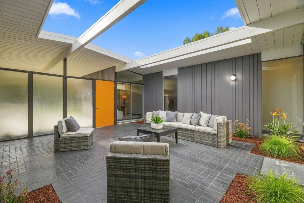 2418 Fairglen Drive