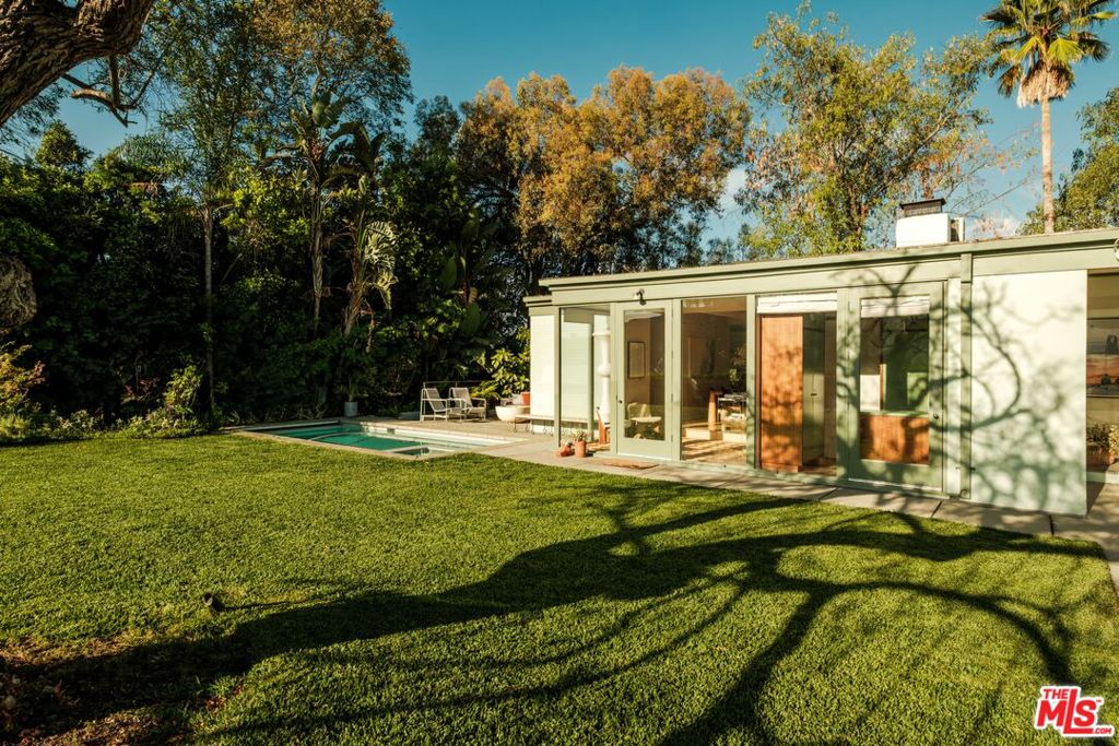 3132 Hollyridge Drive