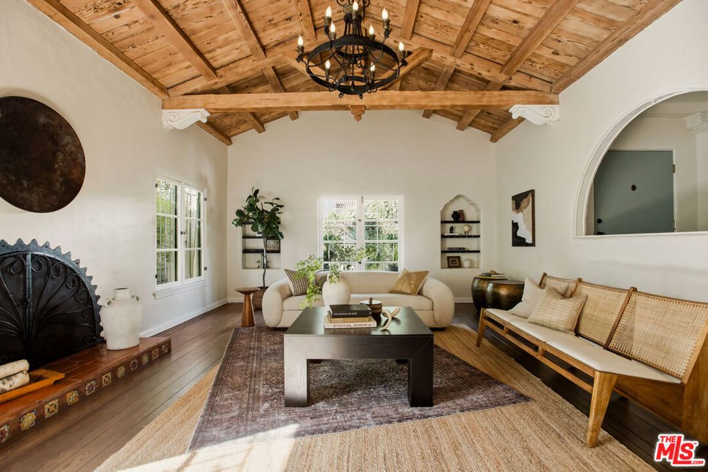 Photo of 1518 N Beverly Drive, Beverly Hills, CA 90210 (MLS # 26647107)