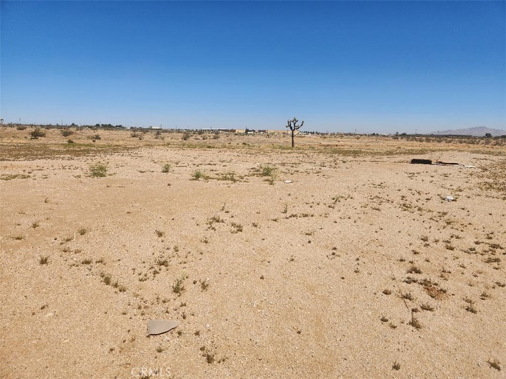 2.75 acres of commercial land in Hesperia. The land is great for future business ventures. Utilities are close by. Buyer and Buyer's agent to verify information. Don't miss out on this opportunity.!!