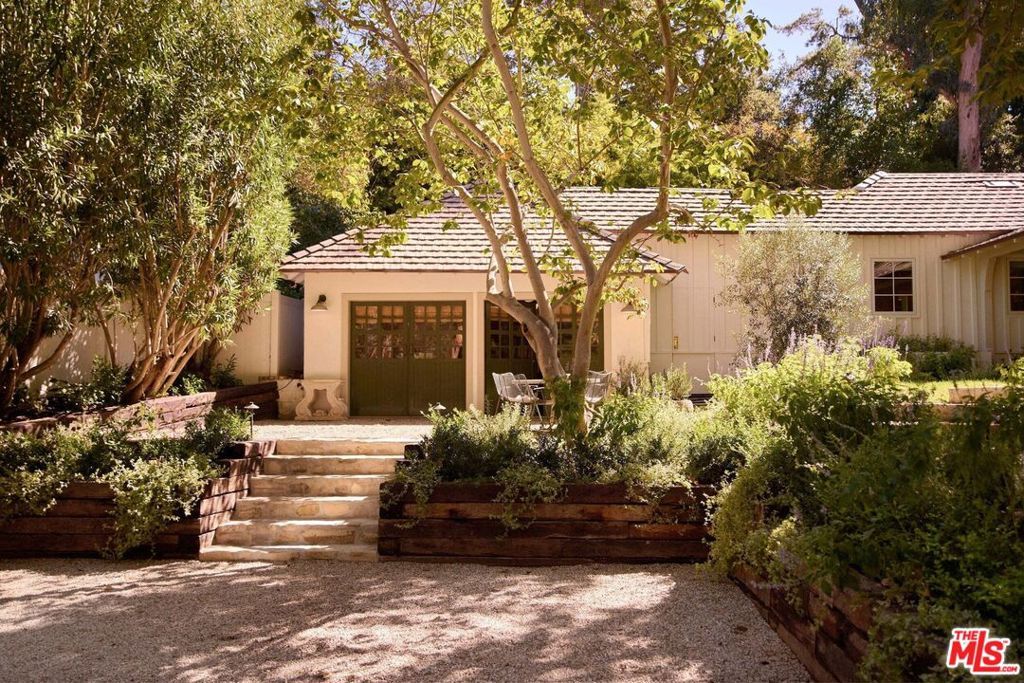 Photo of 3142 Brookdale Road, Studio City, CA 91604 (MLS # 26641871)