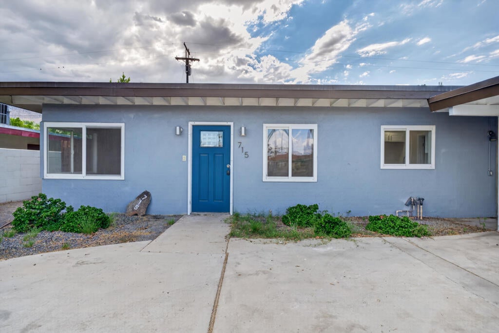715 N Sunrise Way