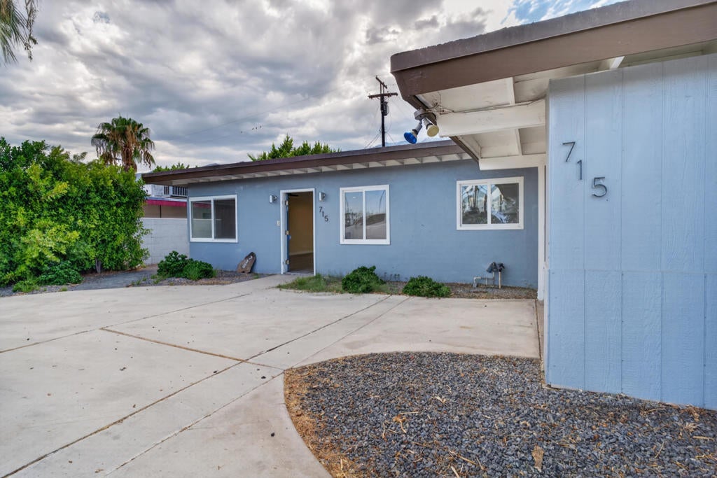 715 N Sunrise Way