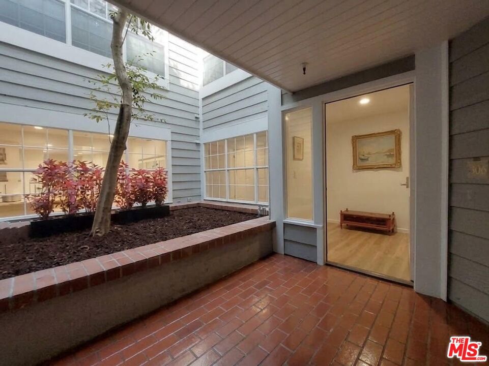4346 Redwood Avenue A101
