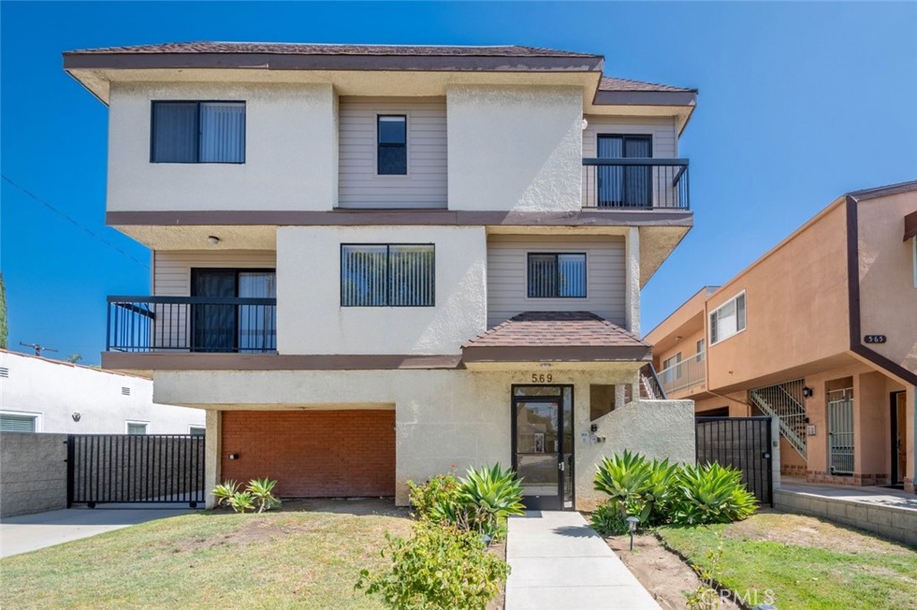 Now for lease is this Glendale beauty!! This is a two-story apartment that is in front of the building, located on the first floor. Newly painted 3
bedroom, 3 bathroom unit with 1,300-SqFt of living space. Inside you will find a spacious open floorplan with tile flooring, bright rooms, storage
space and a private balcony off the living room. The home has a formal living room and dining room. The kitchen is nicely equipped with granite
countertops, stainless steel appliances, and plenty of storage space. The stairs and all bedrooms have hardwood flooring. bedrooms offer ample
closet space. 2 bedrooms have their own private bathroom. The primary bedroom has an ensuite bathroom, plus double the closet space and a
private balcony that overlooks the street. 2 assigned parking spaces located in a gated building with controlled access. Part of the Glendale Unified
School District. Close to markets, gas stations, banks, popular dining options, Starbucks, schools and more.
