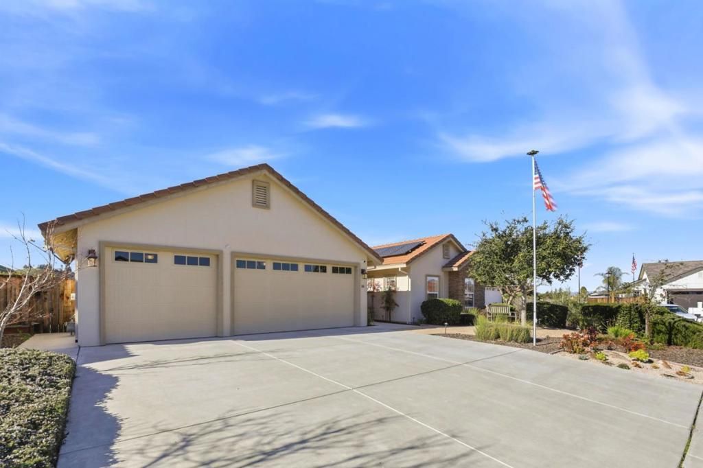Photo of 30 Tyler Court, Hollister, CA 95023 (MLS # ML82031358)