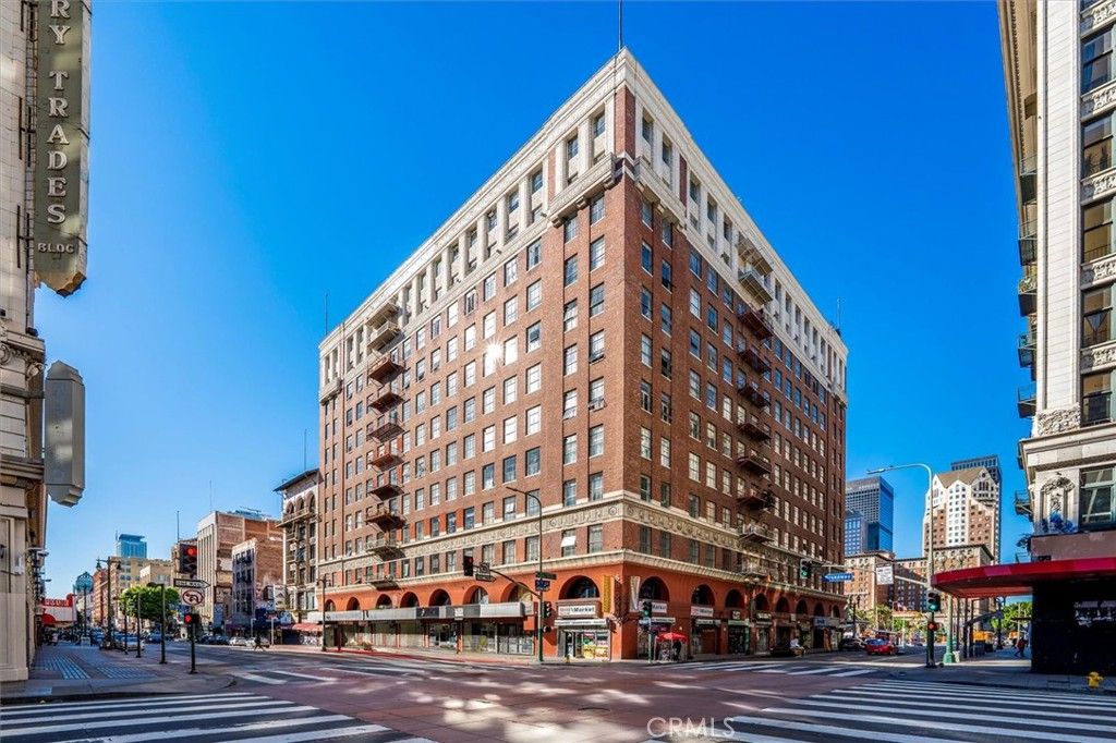 Photo of 312 W 5th St #907, Los Angeles, CA 90013 (MLS # SR25279372)