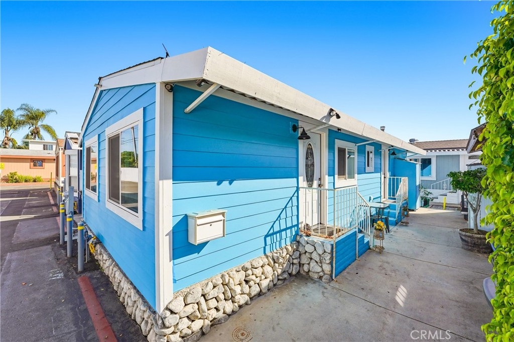 327 W Wilson 107