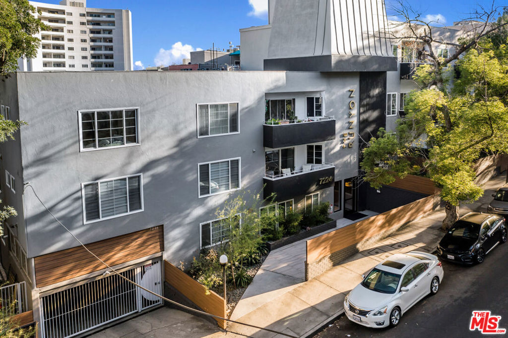 The property features 47,832 square feet of gross rentable area, situated on a large 24,459-square foot lot. The 39-unit plus 1 non-conforming unit building is composed of 20 one-bedroom/one-bathroom units, 2 one-bedroom/two-bathroom units, 14 two-bedroom/two-bathroom units, and 3 three-bedroom/two-bathroom units, in addition to 1 two-bedroom/one-bathroom non-conforming unit. The building is well maintained and offers on-site laundry, gym, pool, gated parking and rooftop for tenants to enjoy.