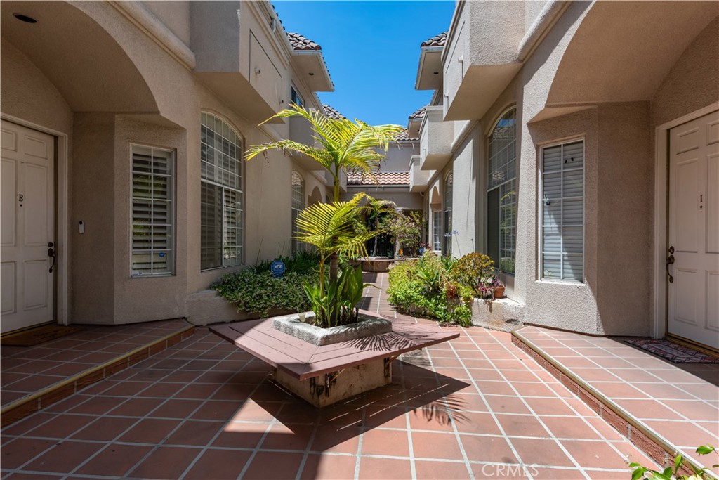 Contemporary Townhouse in Prime Melrose Location!
Located just one block north of iconic Melrose Ave, this stylish multi-level townhouse offers 2 bedrooms, 2.5 bathrooms + loft in one of LA’s most sought-after neighborhoods. The home features soaring ceilings, abundant natural light, new flooring, and fresh paint on the main level. The spacious living room includes recessed lighting, custom shutters, and a convenient powder room—ideal for entertaining.
A versatile loft space is perfect for a home office, dining area, or den. Upstairs, two large en-suite bedrooms offer vaulted ceilings, skylights, and generous closets. The kitchen is equipped with stainless steel appliances and ample cabinetry.
Additional features include a new water heater, in-unit laundry, and a private 2-car attached garage with direct entry. Located in a secure, gated 10-unit complex just minutes from West Hollywood, The Grove, parks, dining, shopping, and entertainment.