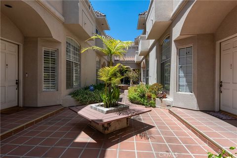 Photo of 813 N Martel Avenue #2, Los Angeles, CA 90046 (MLS # AR25188961) Photo of 813 N Martel Avenue #2, Los Angeles, CA 90046 (MLS # AR25188961)