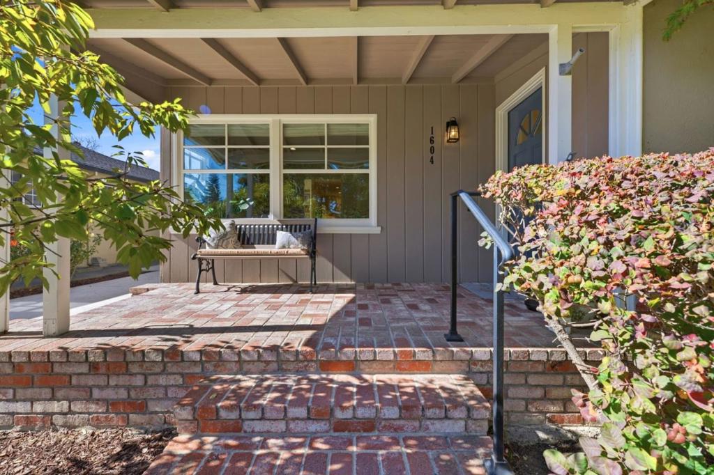 1604 White Oak Way