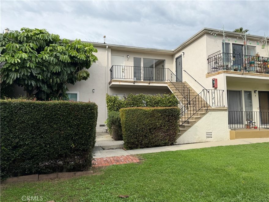 Bedroom Apartment with Garage in Santa Monica
Discover this charming and thoughtfully updated 2-bedroom, 1-bath residence located in the sought-after Mid-City area of Santa Monica. Situated on the lower level, the home features a spacious, light-filled layout with hardwood floors and modern upgrades throughout.
The renovated kitchen is well-appointed with generous storage, a gas range, microwave, dishwasher, and refrigerator. A stylishly updated bathroom adds to the home’s appeal. Step outside to your private porch—perfect for relaxing or enjoying your morning coffee. Rare for the area, the apartment includes a private garage space, along with the convenience of on-site laundry and maintained landscaping.
Ideally positioned near Santa Monica College, neighborhood parks, shopping, dining, and just a short distance to the beach, this residence offers comfortable living in a prime coastal location.