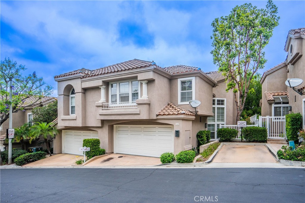 THIS UPGRADED TOWNHOME SITS ACROSS FROM THE 105-ACRE RALPH CLARK REGIONAL PARK, NESTLED AT THE TOP OF THE HILL WITH A VIEW AND PRIVATE BACKYARD TO ENTERTAIN. PRIVATE ENTRY MAKES THIS FEEL MORE LIKELY A HOME THAN A CONDO IN A TREE-LINED COMMUNITY. CARPET AND LAMINATE FLOORING, RECESSED LIGHTING, LAUNDRY CLOSET UPSTAIRS (WASHER/DRYER INCLUDED WITH NO WARRANTY), DIRECT ACCESS TO THE 2-CAR GARAGE, AND A FEW STEPS AWAY FROM GUEST PARKING. CONVENIENTLY LOCATED, CLOSE TO A RALPH CLARK REASONAL PARK, GROCERY STORES, K-SPA, SHOPPING, GOLF COURSES, FINE DINING, AND MUCH MORE TO MENTION.
