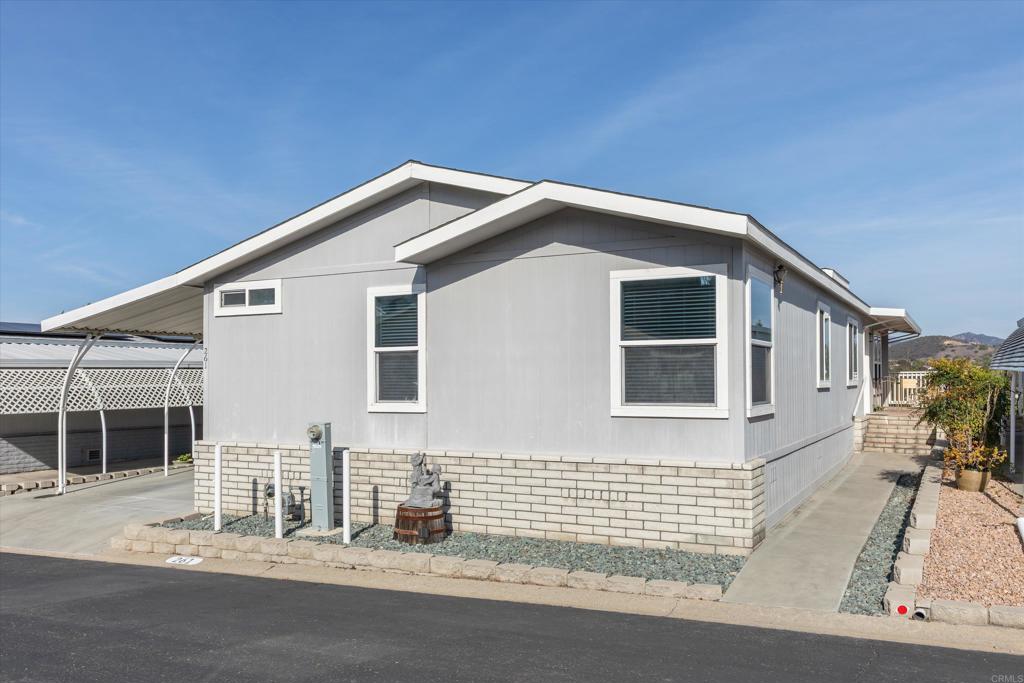 525 W El Norte Pkwy. Pkwy 261, Escondido CA 92026