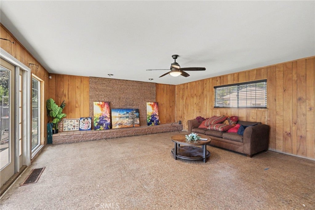 21 E Emerson Avenue