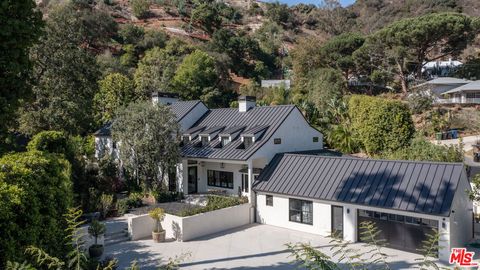 Photo of 9620 Cedarbrook Drive, Beverly Hills, CA 90210 (MLS # 25481115)