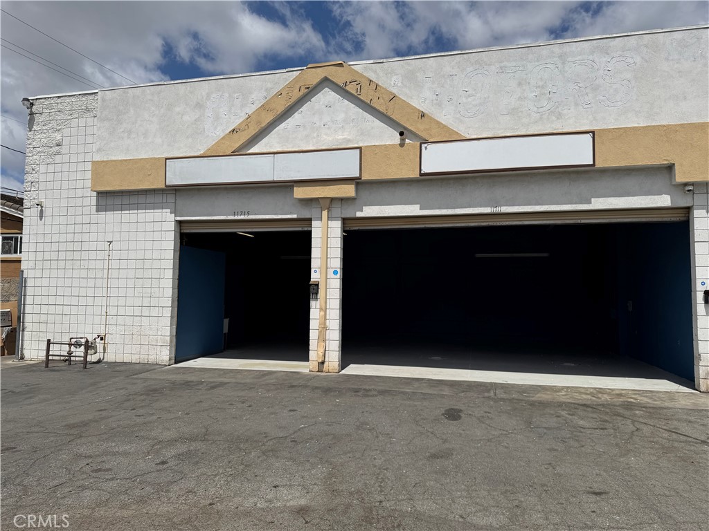 Prime auto bay space available in a highly visible location in Whittier, CA, strategically positioned at the busy intersection of Telegraph and Colima Rd. Anchored by a well-established Jiffy Lube, this property offers excellent exposure and accessibility, making it an ideal spot for automotive services or related businesses. Don’t miss this exceptional leasing opportunity in a thriving commercial area.
