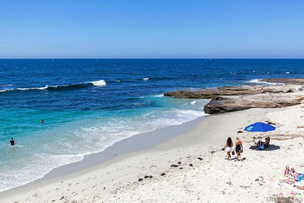 La Jolla, California 92037, United States, 3 Bedrooms Bedrooms, ,4 BathroomsBathrooms,Residential,Active,201324