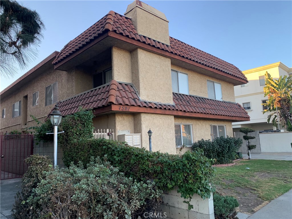 Prime location in city of Alhambra. 2 bed/2 bath, one mater bedroom. The unit is on the second floor, one common wall with the neighbor. walking distance to bus stops and supermarket.