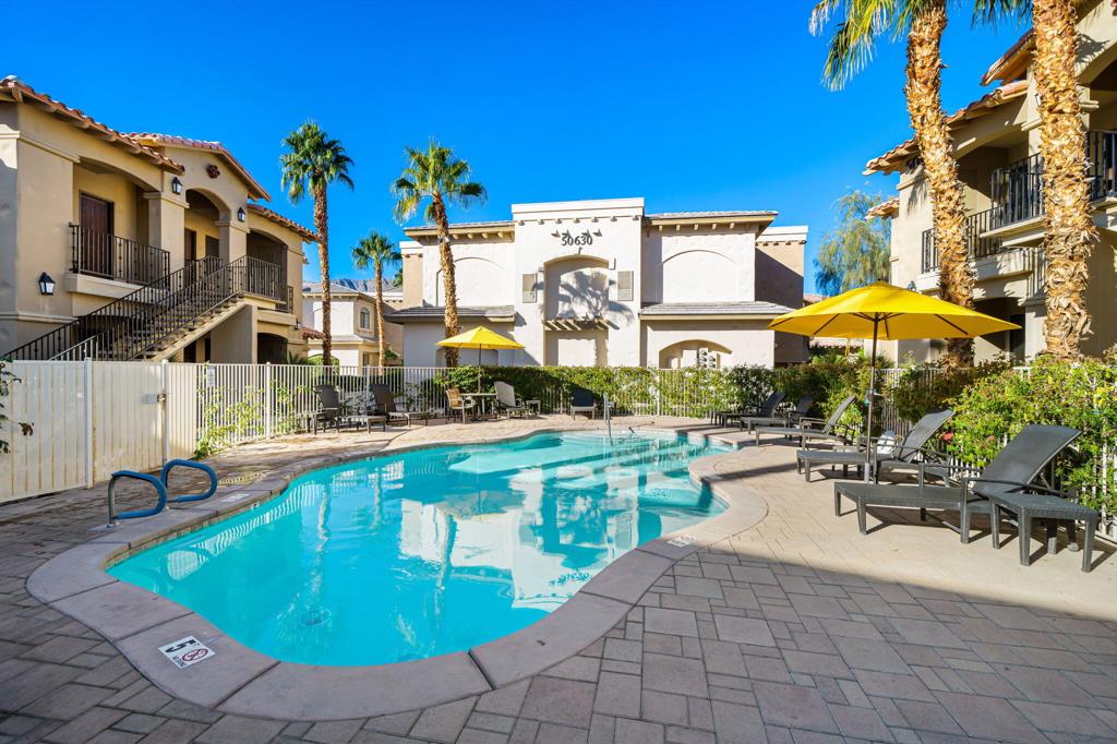 50630 Santa Rosa Plaza 8