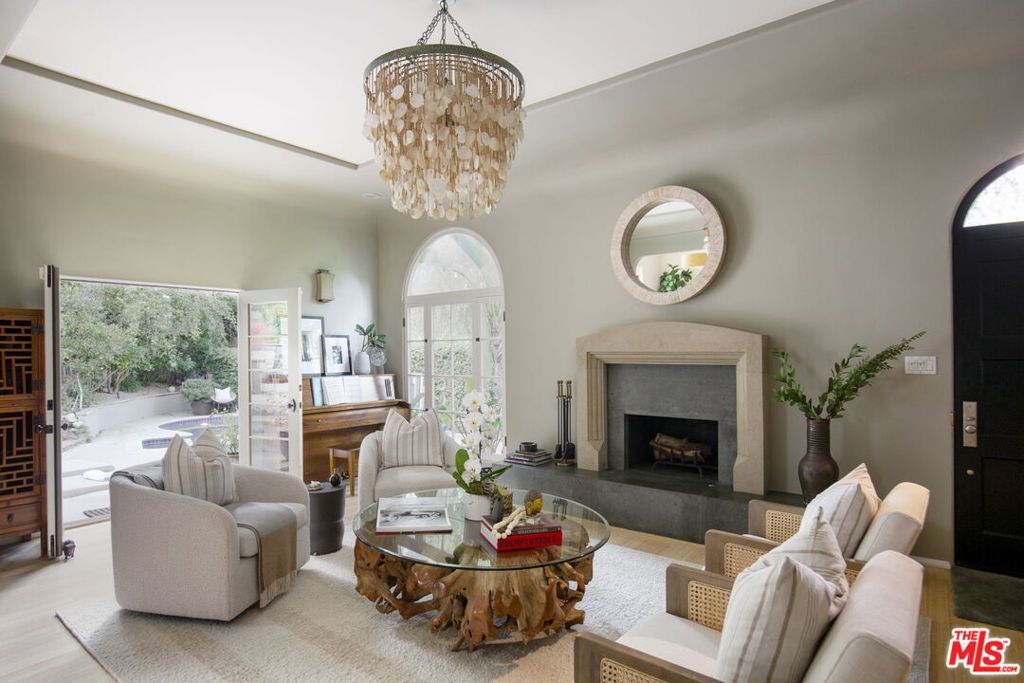 Photo of 2111 Kress Street, Los Angeles, CA 90046 (MLS # 25598077)