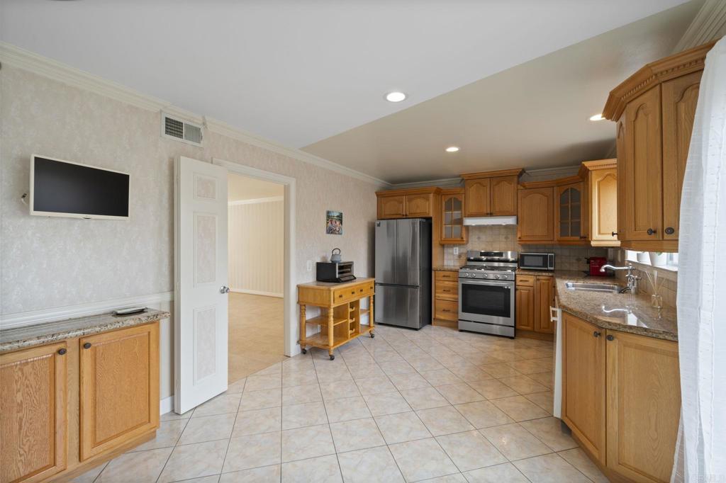 6521 Wystone Avenue 3