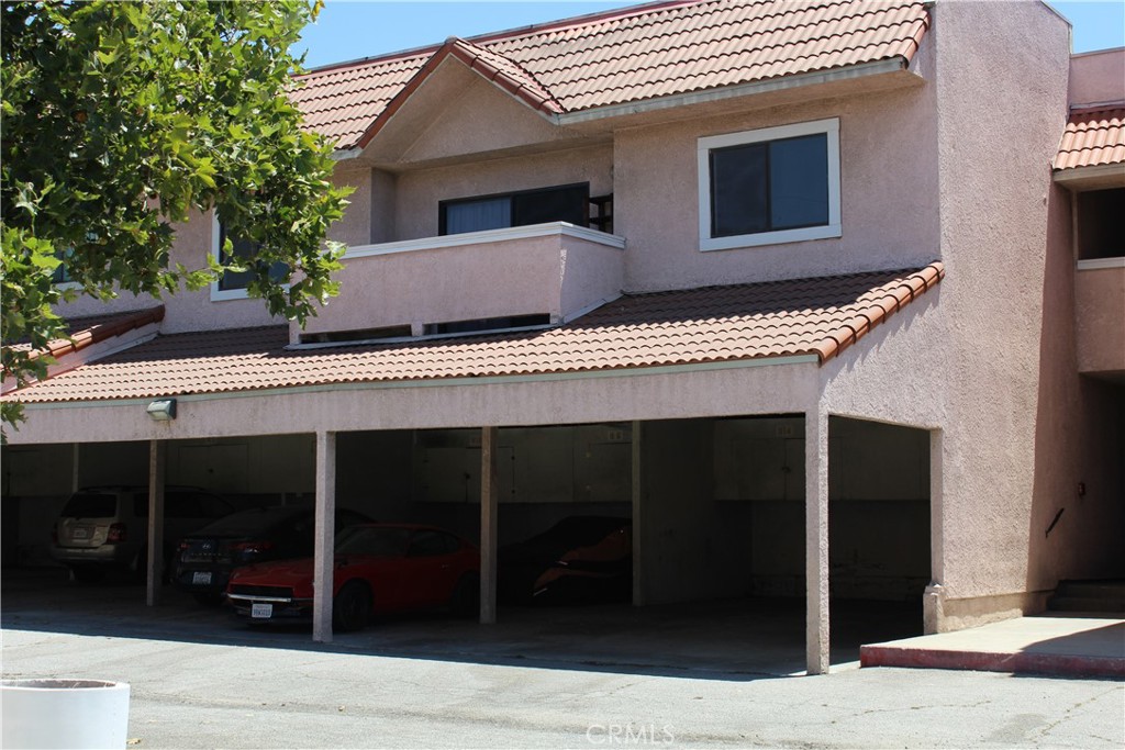GREAT LOCATION NEAR ALL FREEWAYS * TWO BEFROOMS AND TWO BATHS * READY TO MOVE IN * NEAR HIGH SCHOOL * SECURITY GATED * TWO CAR TANDUM PARKING * LOCATED ON SECOND FLOOR * COMMUNITY LAUNDRY AREA * COMMUNITY SWIMMING POOL* IT JUST DOESN'T GET BETTER!