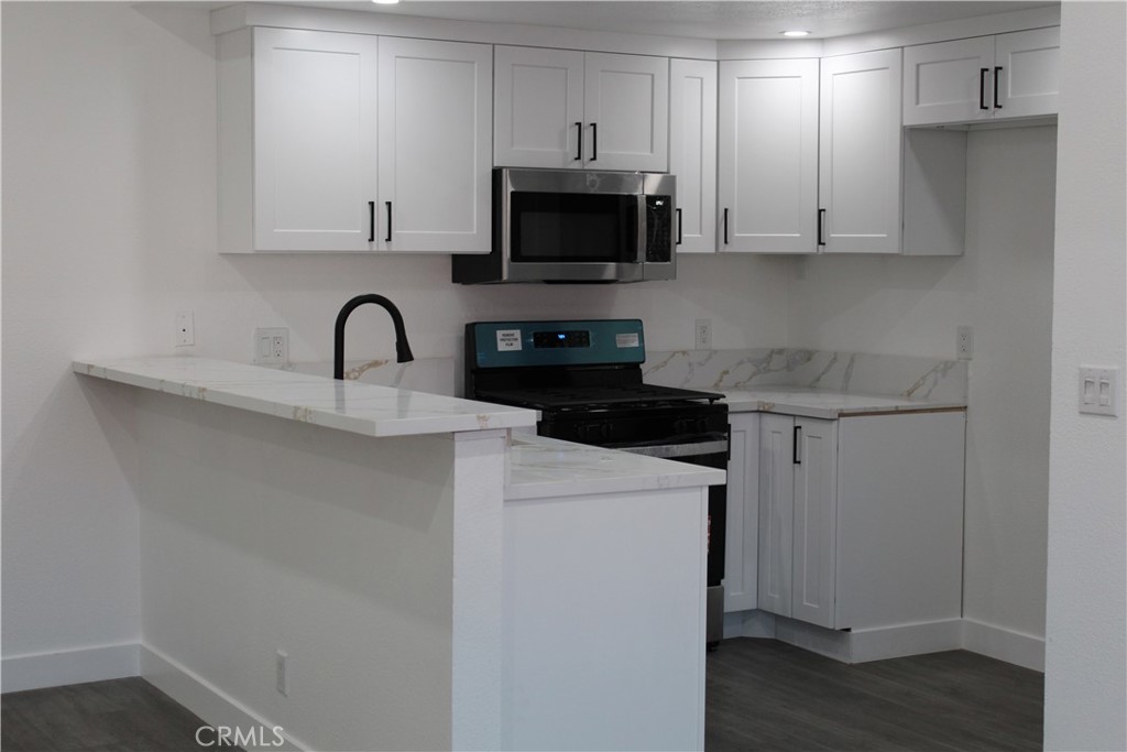 10943 Laurel Canyon Boulevard B20