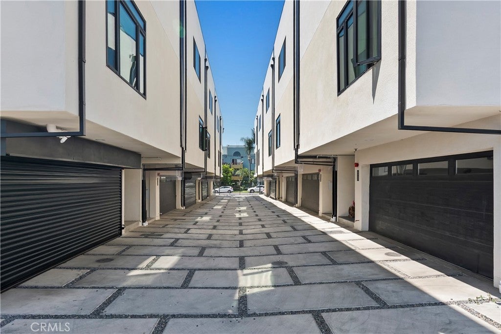 6511 N Contour LN, North Hollywood CA 91606