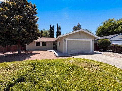 Photo of 1496 Soccer Ct CT, Concord, CA 94518 (MLS # 41141509)