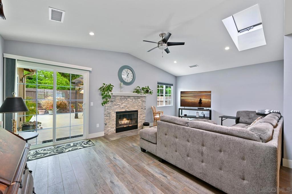 4940 Edwin Pl