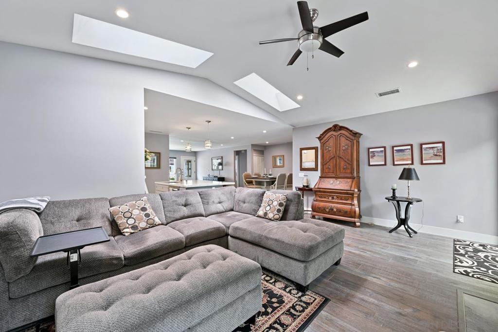 4940 Edwin Pl