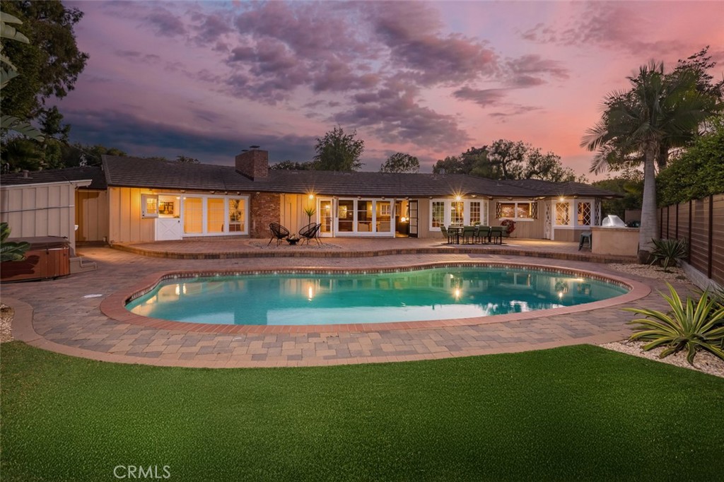 1430 La Perla Avenue